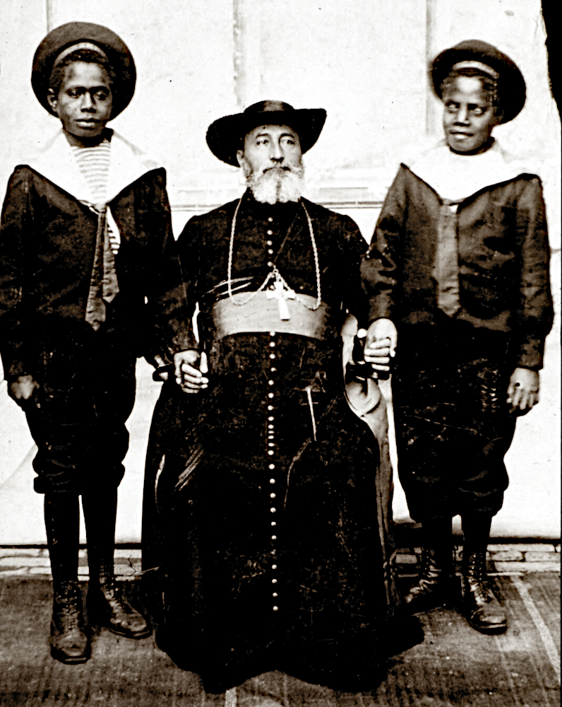 Bischof Couppé mit Eugen Lilis und Lorenz Lama (1900; Foto: Hiltruper Missionsschwestern, Bearbeitung: Henning Klare)