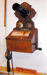 Historisches Kurbeltelefon (Foto: https://de.wikipedia.org/wiki/Datei:Altes-telefon.jpg, bearbeitet)