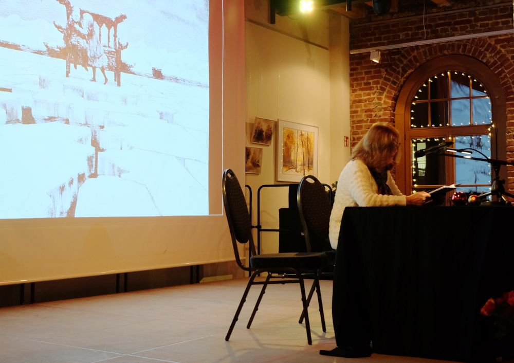 Gunthild Klare liest die „Siebente Geschichte: Was sich im Schloss der Schneekönigin zutrug und was später geschah“ (9.12.2025, Foto: Henning Klare)