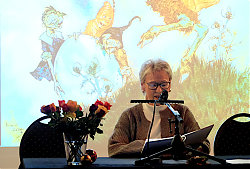 Karin Honermann liest die „Erste Geschichte, die von einem Spiegel und den Scherben handelt“ (9.12.2025, Foto: Henning Klare)