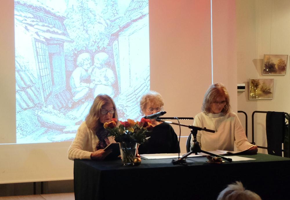 Gunthild Klare, Elisabeth Sicking und Lisa Wierling lesen die „Zweite Geschichte: Ein kleiner Junge und ein kleines Mädchen“ (9.12.2025, Foto: Henning Klare)