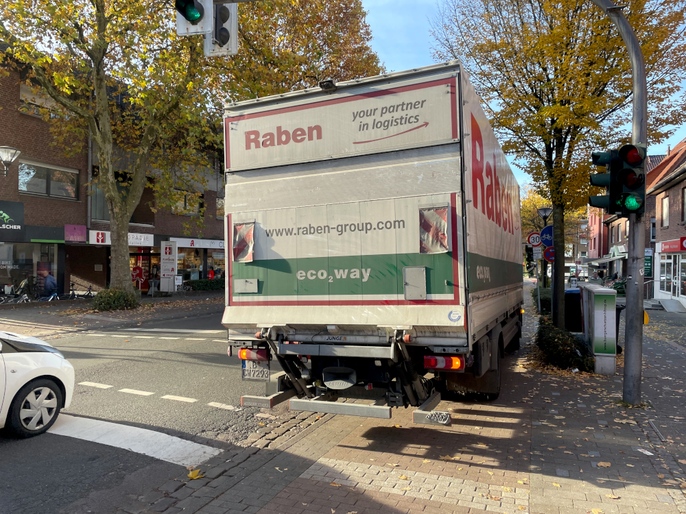 Lieferfahrzeug für den arabischen Laden: Frecher geht’s nicht (6.11.2025, Foto: Henning Klare)