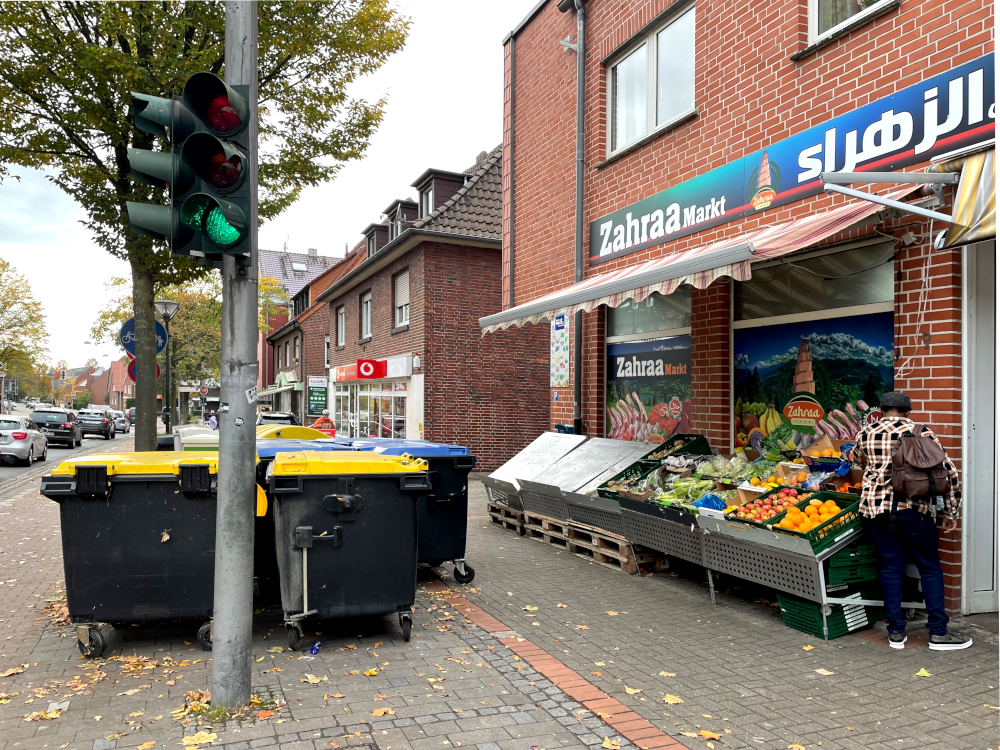 Ein ständiges Ärgernis: Müllcontainer blockieren den Gehweg (29.10.2025, Foto: Henning Klare)