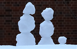 Schnee-Familie (5.1.2026, Foto: Henning Klare)