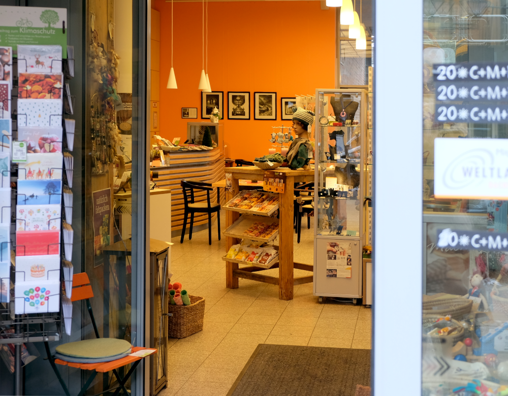 Eine freundliche Einladung: Solidario und Café Marie an der Marktallee (15.1.2026, Foto: Henning Klare)