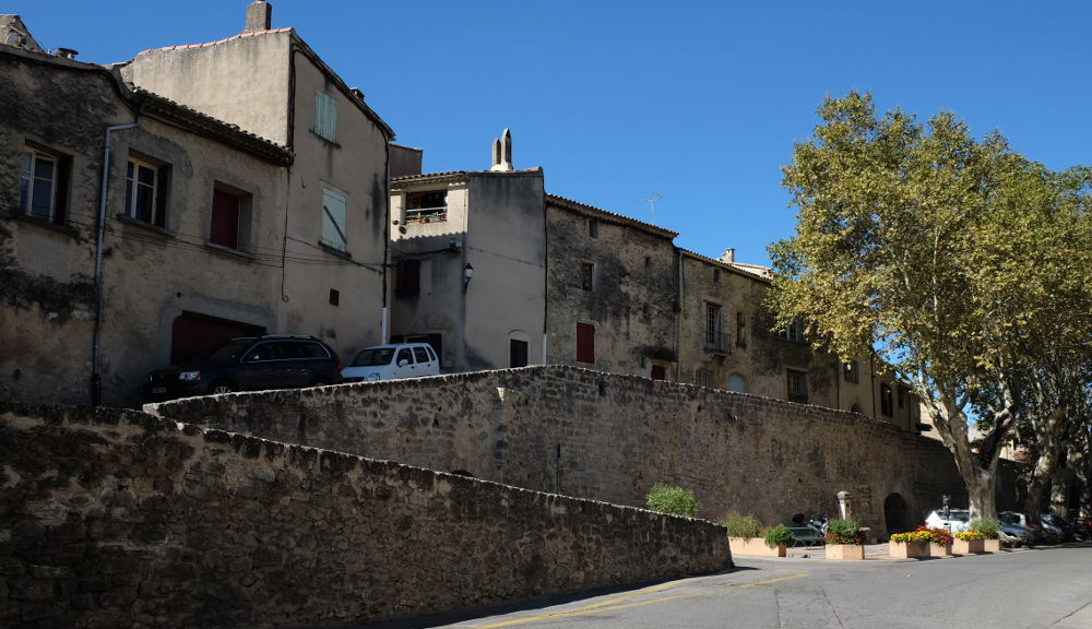 Hinter der Stadtmauer liegt der alte Ortskern (Foto: Klare)