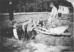 Hiltrup, Holsenkampsiedlung: Ausschachtung in Nachbarschaftshilfe (1939; Foto: Hiltruper Museum, Bearbeitung: Henning Klare)
