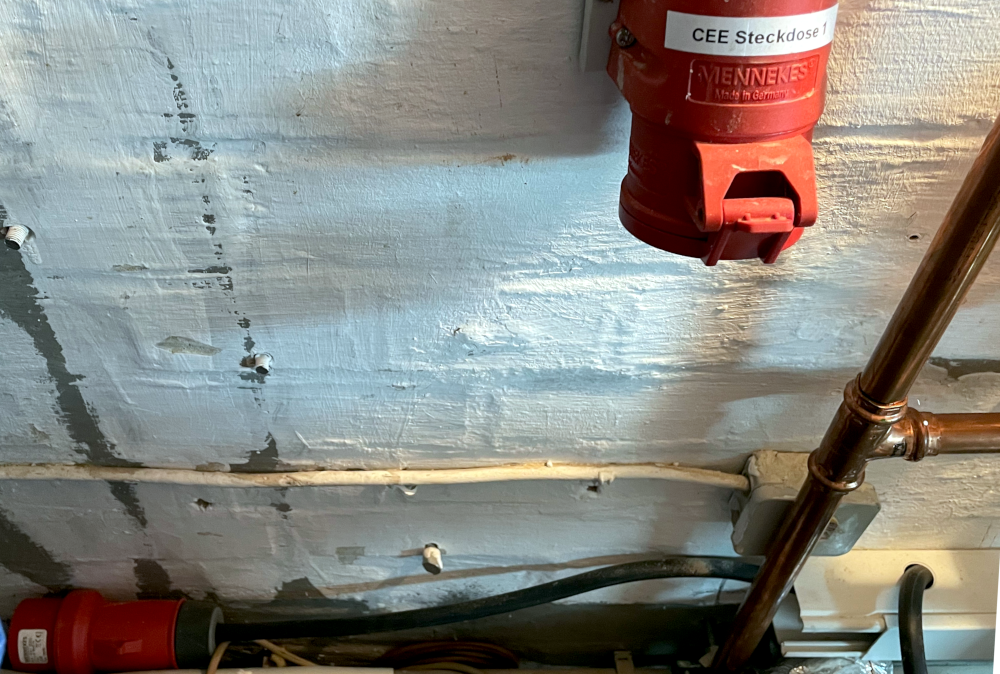 Freie Steckdose, Stecker nicht eingesteckt … (5.2.2026, Foto: Henning Klare)