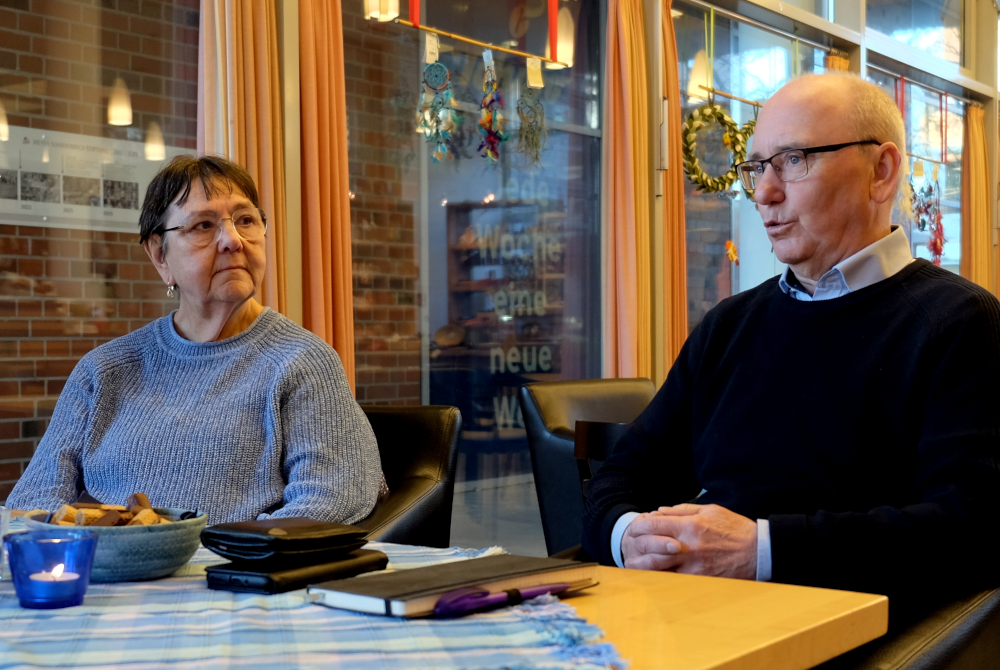 Zuhören in entspannter Atmosphäre: Annegret Peters vom Team der Blauen Bank und Bezirksbürgermeister Friedhelm Schade (9.2.2026, Foto: Henning Klare)