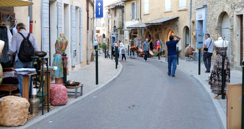 Lourmarin: Voll, überlaufen, geprägt von Mode-/Trödel-/Deko-/Souvenirkram (Foto: Klare)