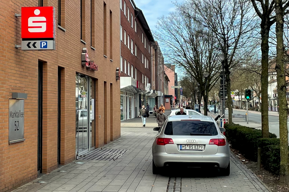 Vor der Sparkasse: Fluchtauto? (1.3.2026, 10.21h, Marktallee 52. Foto: Henning Klare)