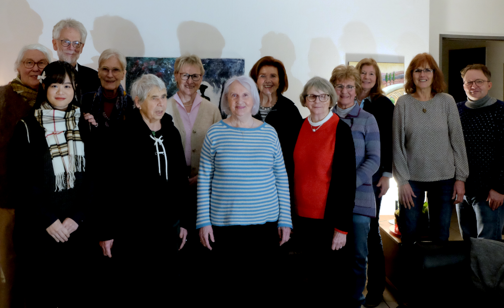 Jahrestreffen 2026 des VorLeseClubs: v.l. Claudia Bambach, Chieh-Ling Wang, Henning Klare, Monika Nessau, Heide Kraft, Karin Honermann, Marisa Girard, Eva Höppner, Anne Sandfort, Elisabeth Sicking, Gunthild Klare, Lisa Wierling, Carsten Bender (verhindert