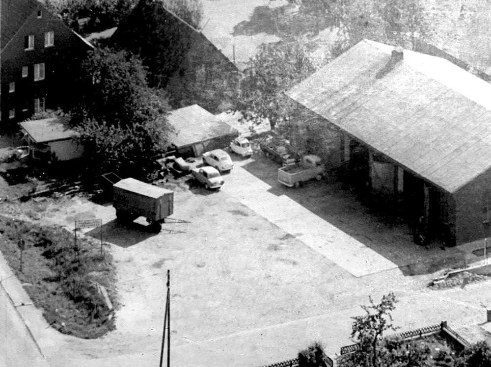 Fahrzeugbau Laukötter auf der Ecke Burgstraße / Hammer Straße Nr. 106, von Nordosten gesehen; ganz links an der Hammer Straße Pukes Blumen-Pavillon (1964, Foto: Dirk Laukötter; Bearbeitung: Henning Klare)