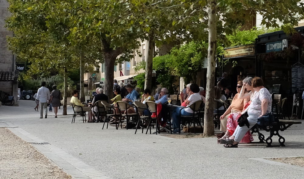 Ein großer Platz mit Zweckbauten am Ortsrand von Lourmarin, Läden und Bistro: hier sitzen die Einheimischen (Foto: Klare)