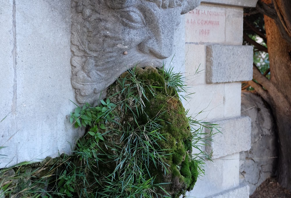 Lourmarin: Brunnen mit Aussage (Foto: Klare)