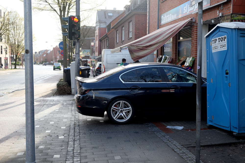 Hiltrup, Marktallee 9: Ein parkendes Auto vor dem arabischen Laden blockiert den Gehweg, der Lieferwagen dahinter steht halb auf dem Gehweg (25.3.2026, Foto: Henning Klare)