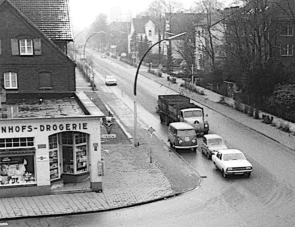 Blick von Osten in die Bahnhofstraße: Links die Bahnhofsdrogerie in den Schenckingschen Kolonnaden, dahinter die Gaststätte Elfering; rechts der Landwirtschaftsverlag (um 1967, Foto: Hiltruper Museum; Bearbeitung: Henning Klare)