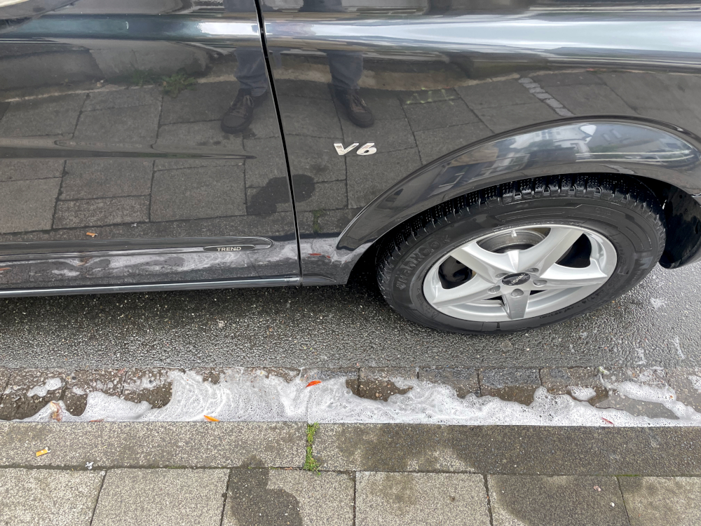 Autowäsche auf offener Straße (Münster, Am Klosterwald, 14.5.2026; Foto: Henning Klare)