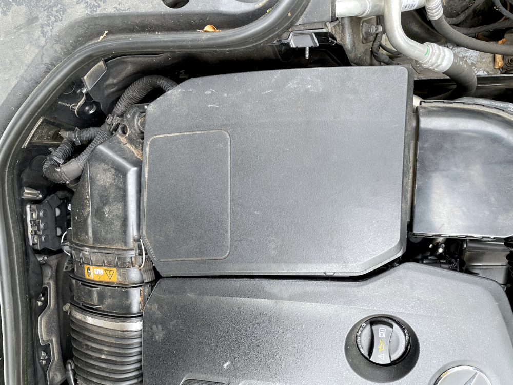 Foto 1: Der Deckel der Motor-Abdeckung oben liegt schräg auf (Foto: Henning Klare)