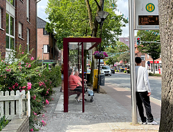 Hiltrup, Marktallee 14. Das Bus-Wartehäuschen ist versetzt worden und steht jetzt mitten im Gehweg (30.6.2026, Foto: Henning Klare)