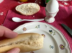 Ein Gummi-Brötchen, frisch von Krimphove (5.7.2026, Foto: Henning Klare)