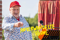 Rieselfelder Kulturtage 2026: ANVERWANDELTE RÄUME (Foto: (c) Miriam Benassi/medlay.de, Vorhang: Gertrud Neuhaus)
