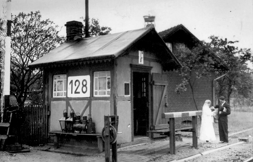 Wenn Eisenbahner heiraten: Hochzeit des Schrankenwärters Elshof (Hiltrup, Hohe Ward, Blick von Nordwest, 30.5.1933; Foto: Hiltruper Museum, Bearbeitung: Henning Klare)