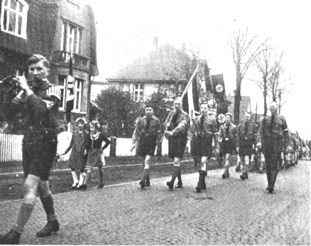 Die Hitler-Jugend marschiert: Hiltrup 1937 (Foto: Hiltruper Museum, Bearbeitung: Henning Klare)