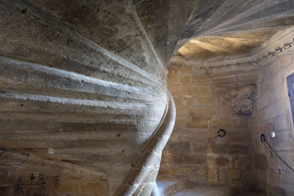 Lourmarin: Die Treppe im neuen Schloss (Foto: Klare)