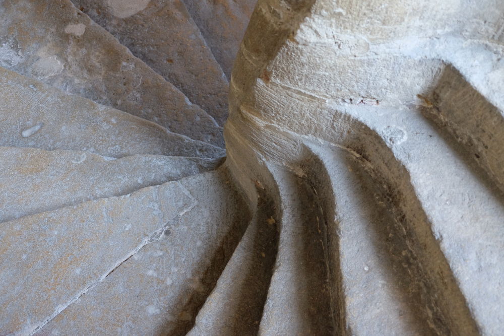 Neues Schloss Lourmarin: Rechts herum nach unten (Foto: Klare)