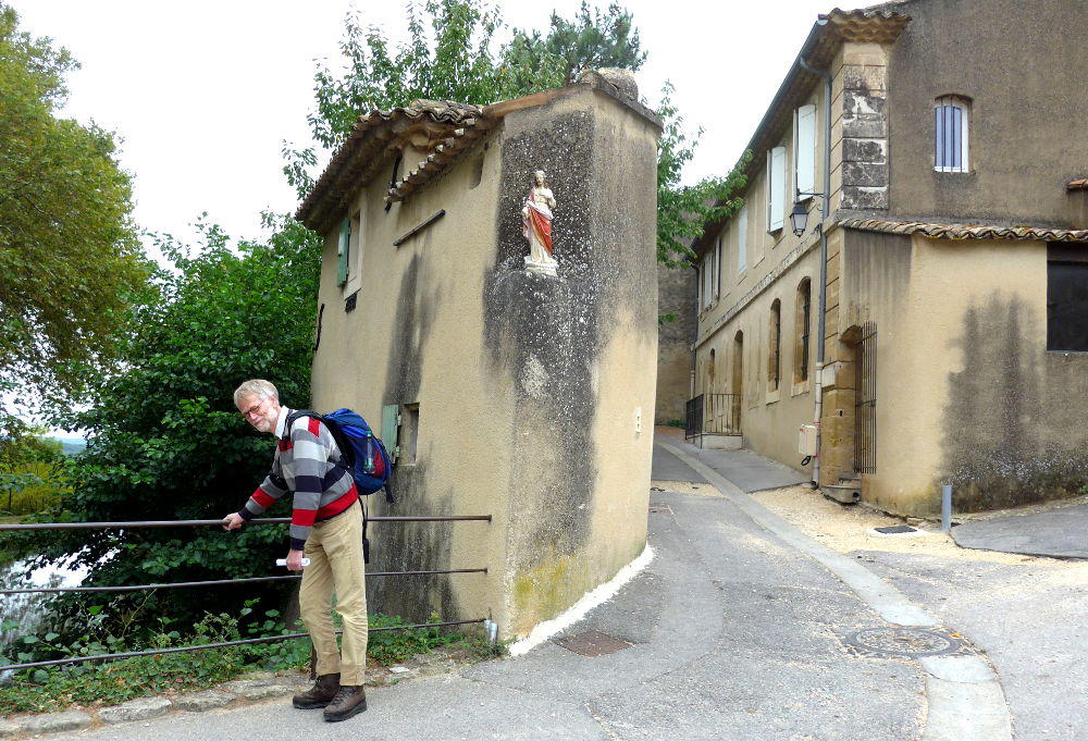 Vaugines: Wasser und ein mittelalterliches Dorf (Foto: Klare)