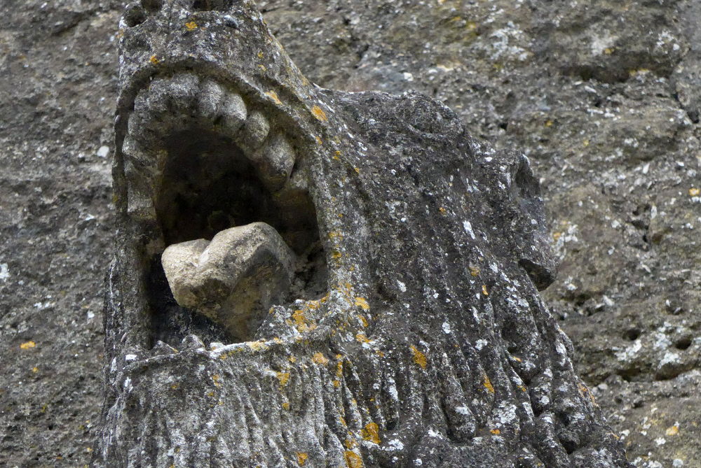 Das zweite Haus von Vaugines fletscht die Zähne (Foto: Klare)