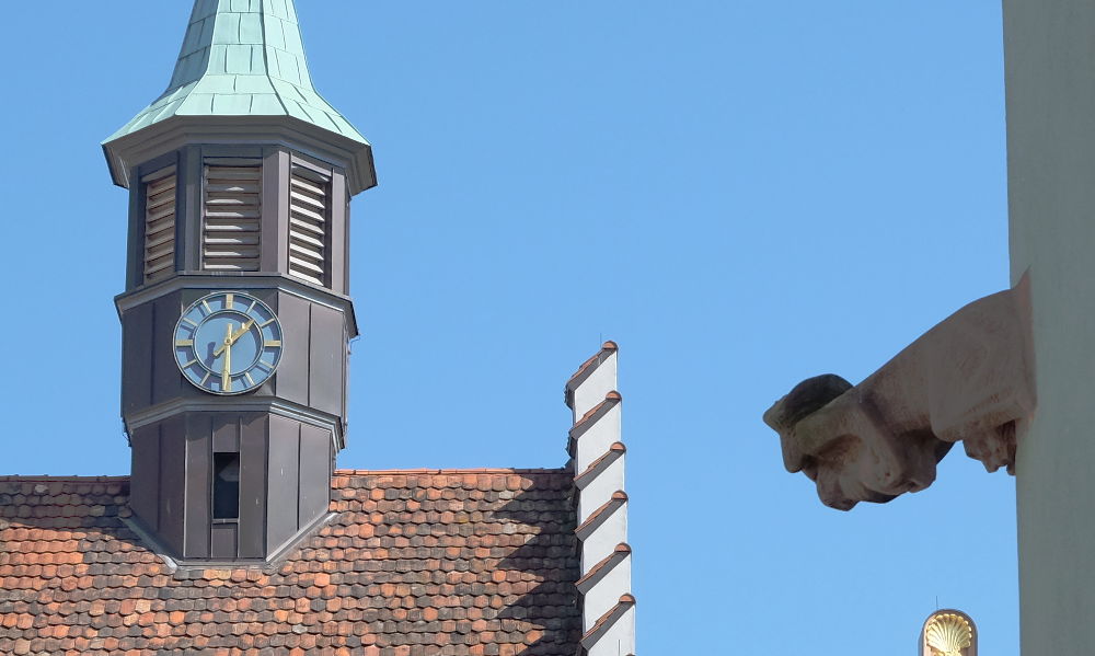 Staufen: Der Wasserspeier spuckt dem Rathaus was (Foto: Klare)