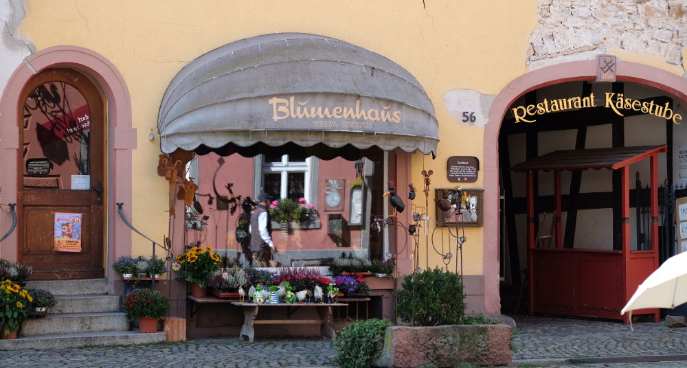 Staufen: Blumenhaus und Käsestube, auch diese Fassade ist gerissen (Foto: Klare)