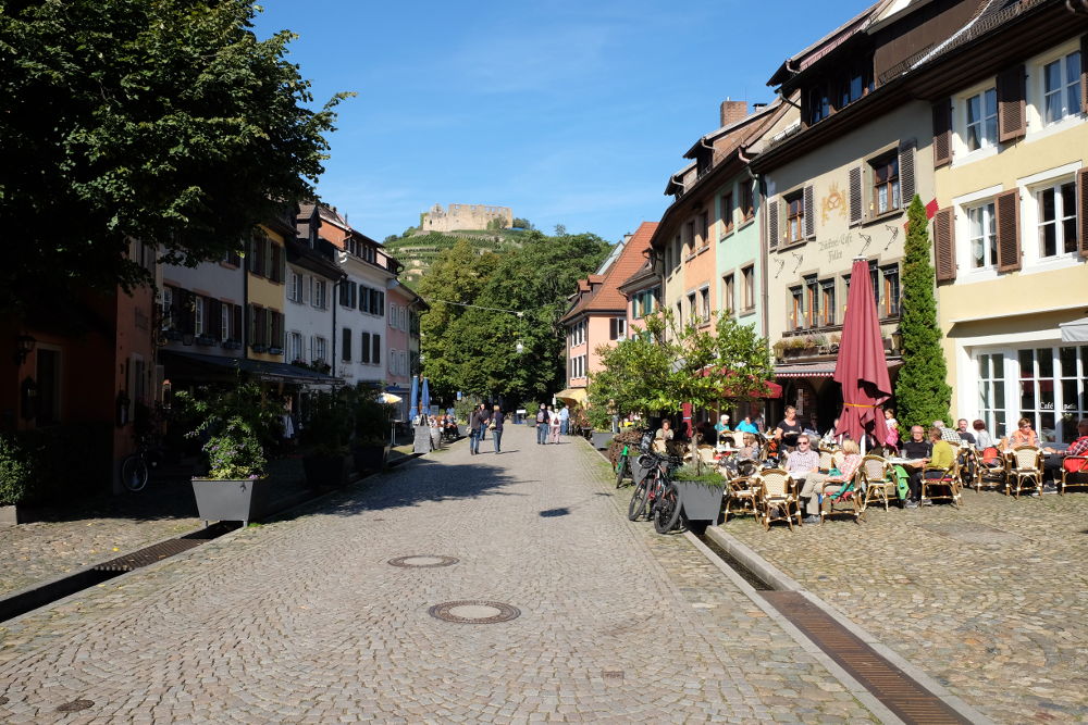 Staufen: Straßencafés mit Blick auf die Burgruine (Foto: Klare)