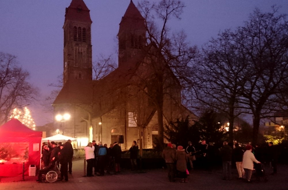 Glüchwein und Musik vor St. Clemens (2.12.2017; Foto: Klare)