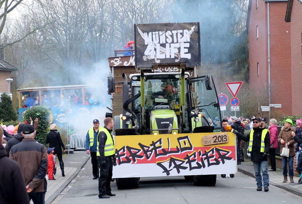 Zugmaschinen der Superlative, und in diesem Jahr lassen die Narren es ausgiebig qualmen (3.2.2018; Foto: Klare)