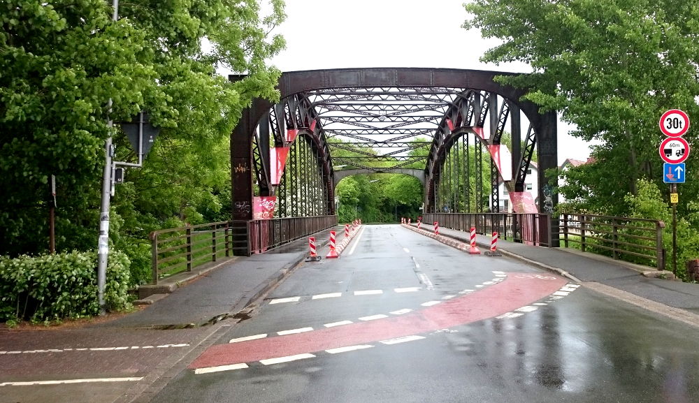 Die Farbe Rot signalisiert Gefahr: Für die Radfahrer ist es auf der Hiltruper Prinzbrücke gefährlich, aber auch die Standsicherheit der Brücke ist in Gefahr (30.4.2018; Foto: Klare)