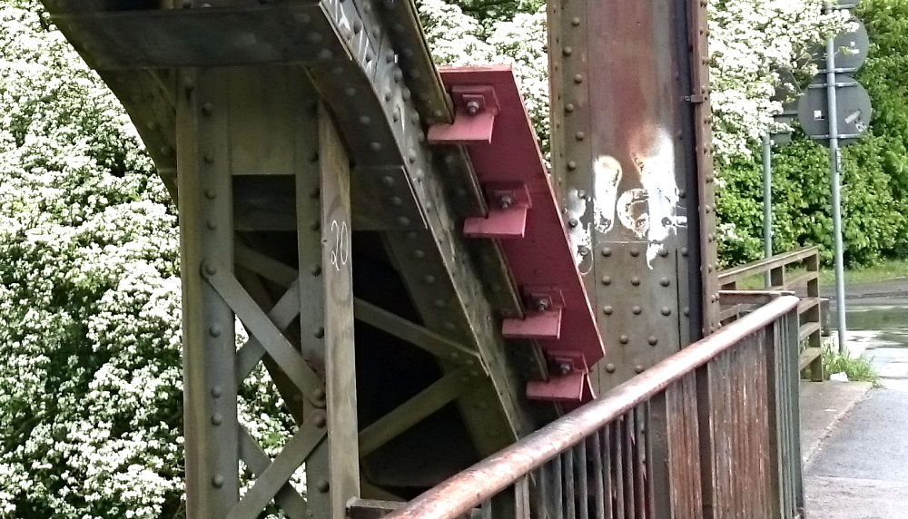 Provisorische Verstärkungen krallen sich an die alte Brücke: Überall Rost (30.4.2018; Foto: Klare)