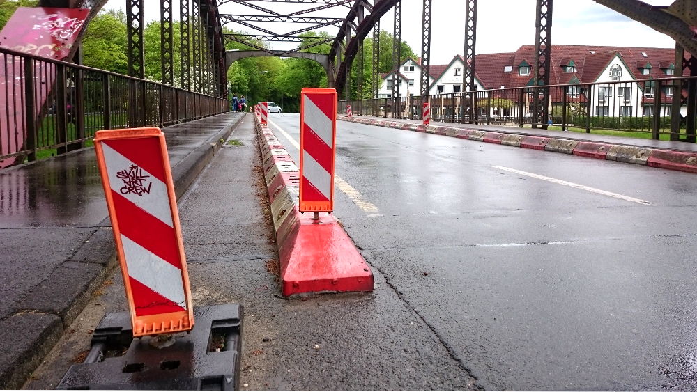 Nur noch in der Mitte tragfähig: Absperrungen engen die Fahrbahn ein (30.4.2018; Foto: Klare)