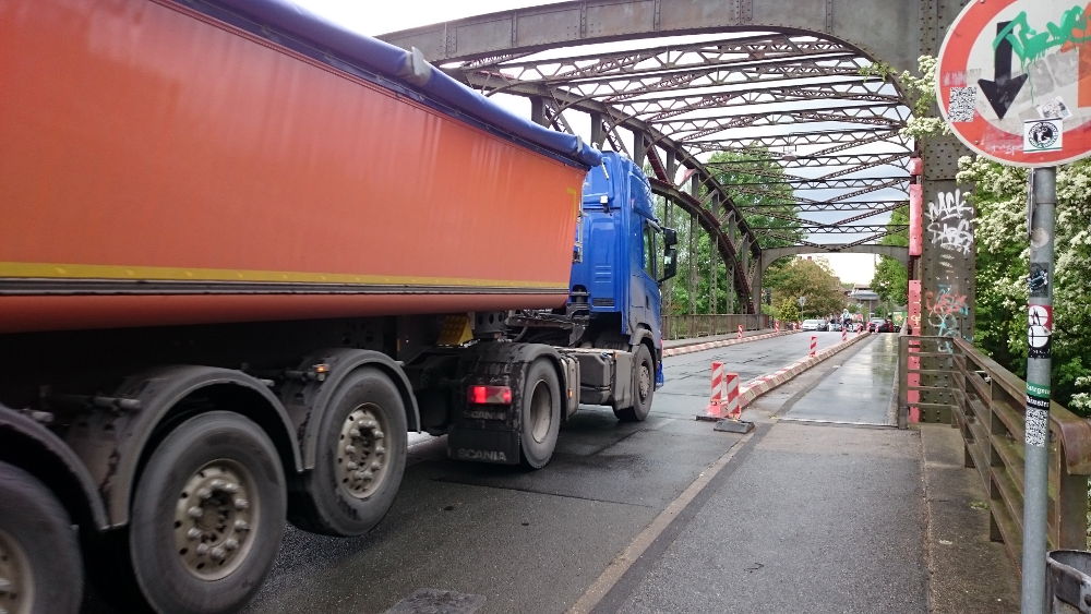 Noch dürfen Laster über die Brücke, aber sie dürfen schon nicht mehr voll beladen sein (30.4.2018; Foto: Klare)