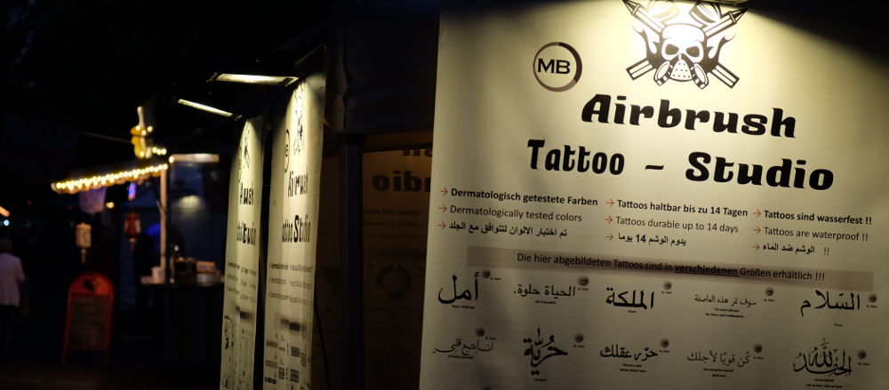 Tattoos auch für die arabische Kundschaft (5.5.2018; Foto: Klare)
