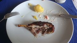 Trocken-zähes Bein und feste Kartoffel: Warme Theke an der Marktallee (20.6.2018; Foto: Klare)