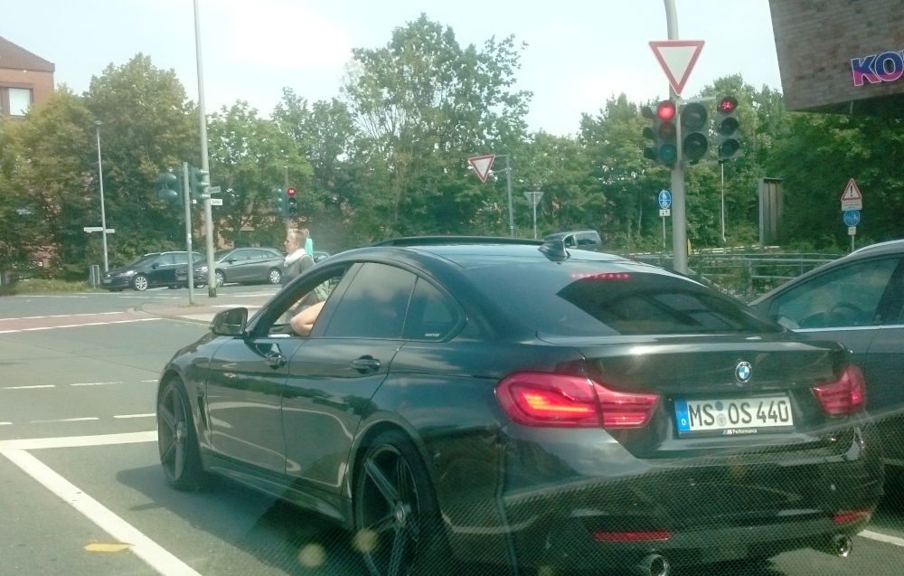 BMW mit "Sportauspuff" (14.7.2018; Foto: Klare)