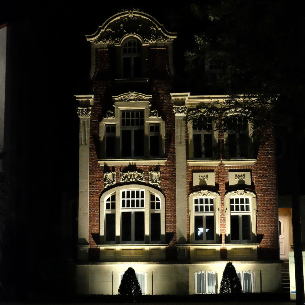 Leuchtet in der architektonischen Finsternis: Hiltrup, Marktallee 54/56 (5.10.2018; Foto: Klare)