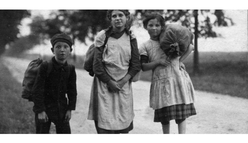 Hamsternde Kinder auf einer Landstraße bei Hiltrup, August 1918, © Leihgeber: Stadtarchiv Münster