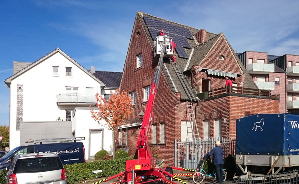 Am Klosterwald 1: Beginn der Renovierung Ende 2018, die Fotovoltaik-Anlage wird abgebaut (6.11.2018; Foto: Henning Klare)