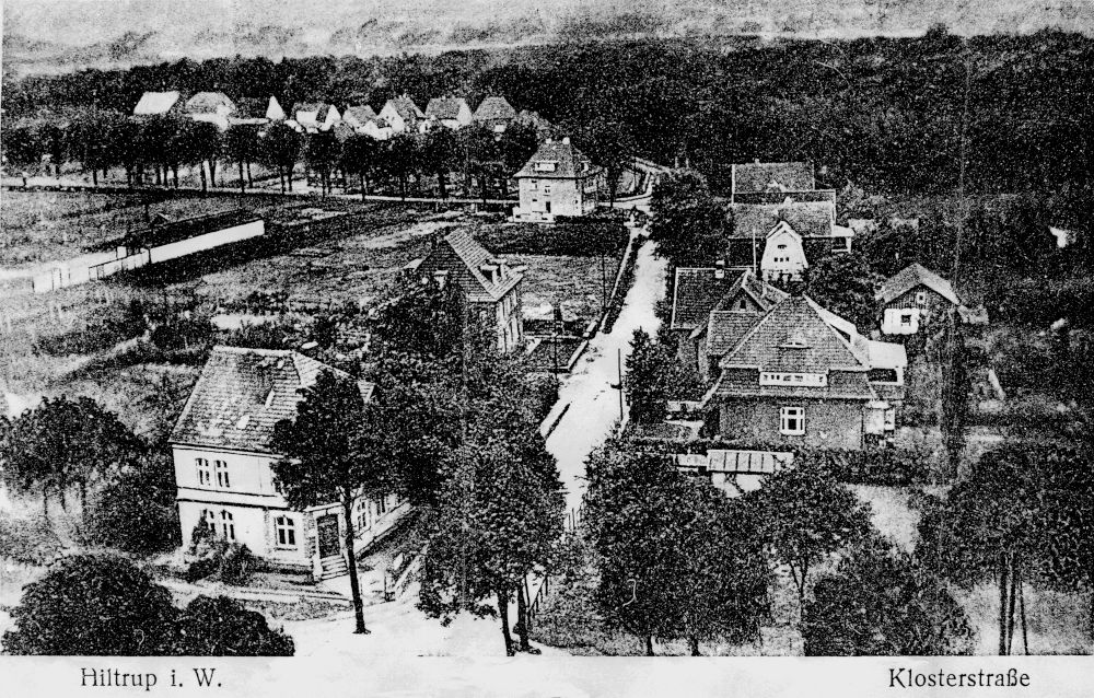 1930: Blick von der Clemens-Kirche in die Klosterstraße (heute: Am Klosterwald); Eckgebäude links unten: Post, heute Grosche (historische Postkarte, Hiltruper Museum; Bearbeitung: Henning Klare)