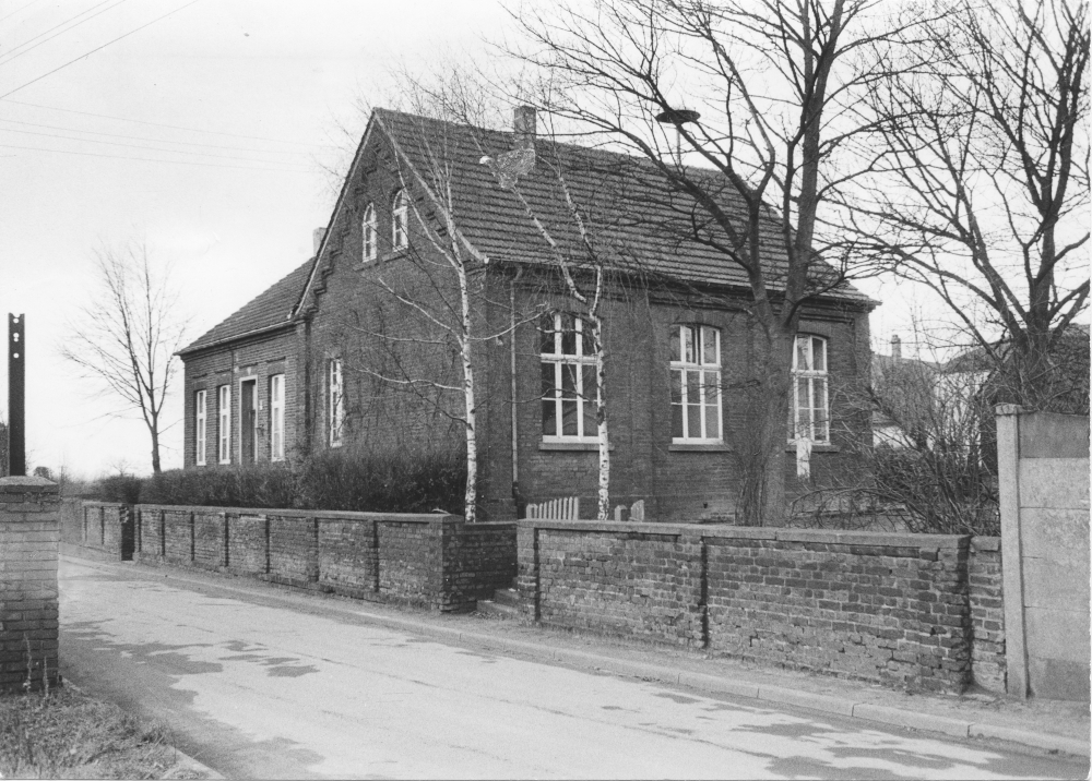 Mädchenschule von 1890 mit Lehrerinwohnung an der Burchardstraße (heute: An der Alten Kirche; Foto von 1935, Hiltruper Museum)
