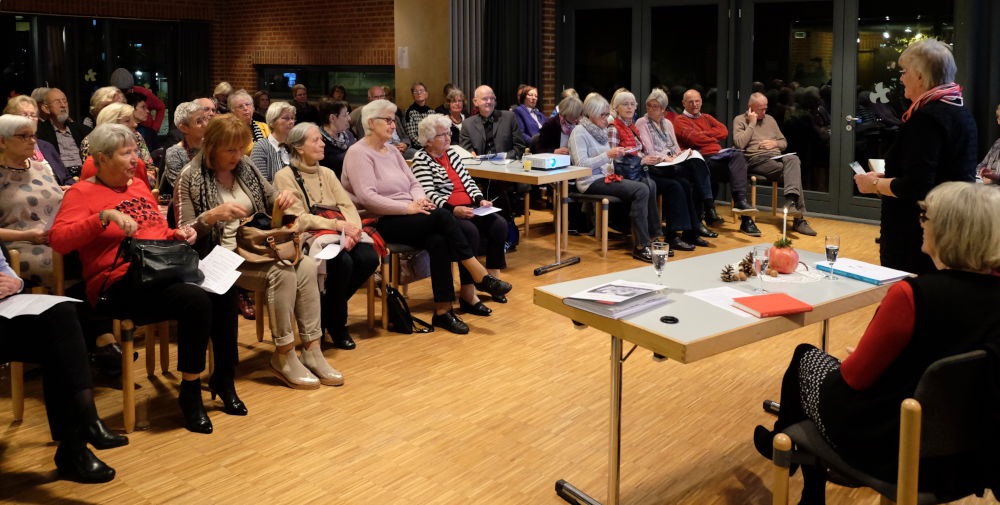 Mariele Landsmann eröffnet den literarisch-kulinarischen Abend (9.11.2018; Foto: Klare)